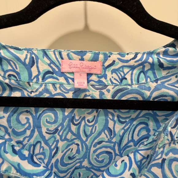 Lilly Pulitzer Amelia Chasing Tail Top.
Blue Fish Cotton V-Neck 3/4. Small - Picture 4 of 5